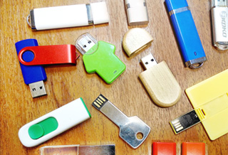 USB флешки под логотип оптом в Москве – лучшие рекламные носители Вашей компании